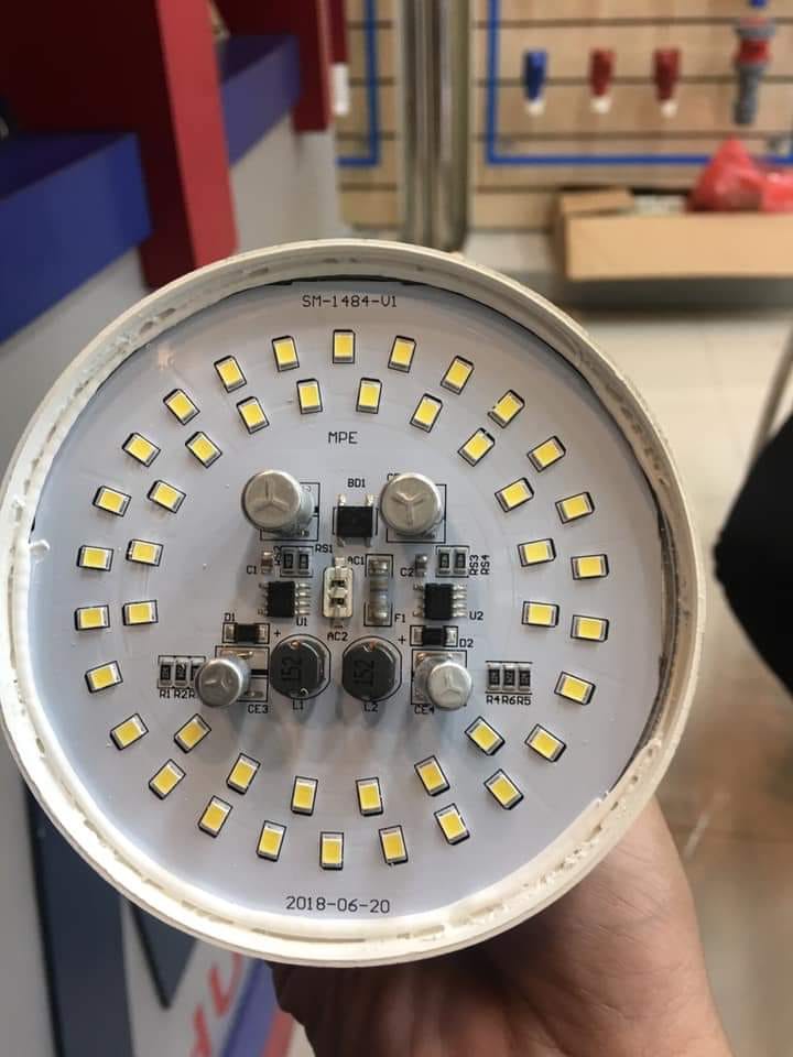 Đèn LED MPE chiếu sáng được đặc trưng bởi tiết kiệm năng lượng tiêu thụ mà vẫn cho hiệu suất cao hơn và có tuổi thọ cao hơn các loại đèn thông thường khác. Vậy thì đèn Led MPE sử dụng chip Led gì? hôm nay chúng ta sẽ nói về các loại chip SMD 2835 và 3528 Epistar.