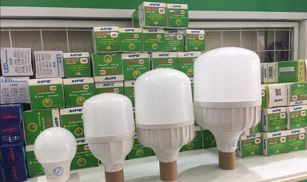 Trước khi lựa chọn giải pháp chiếu sáng cho nhà ở, văn phòng hay cửa hàng, nhiều người băn khoăn giữa đèn LED âm trần và các loại đèn truyền thống như đèn sợi đốt, đèn huỳnh quang, đèn compact.
Để có cái nhìn khách quan, hãy cùng đặt đèn LED âm trần lên “bàn cân” so sánh, phân tích rõ ưu điểm nổi bật cũng như những hạn chế cần cân nhắc trước khi lắp đặt.