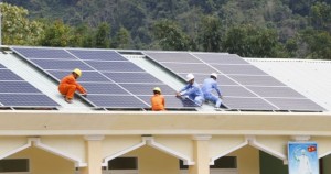 Bộ Công Thương yêu cầu lắp điện mặt trời mái nhà tại công sở, trường học,...