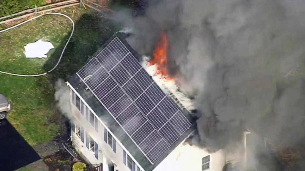 Điện mặt trời đang được xem là một trong những giải pháp năng lượng sạch quan trọng, góp phần giảm phát thải và tiết kiệm chi phí điện. Tuy nhiên, song hành với tốc độ mở rộng nhanh chóng của các hệ thống điện mặt trời là một vấn đề ngày càng được quan tâm: nguy cơ cháy nổ tiềm ẩn từ pin năng lượng mặt trời.