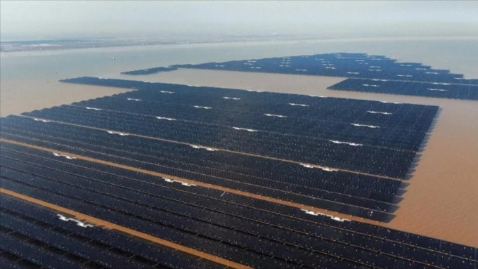 Trung Quốc vừa đưa vào vận hành trang trại điện mặt trời ngoài khơi công suất 1 GW, đánh dấu dự án lớn nhất thế giới thuộc loại hình này kết nối hoàn toàn với lưới điện quốc gia. Công trình được kỳ vọng sẽ trở thành hình mẫu cho sự phát triển của điện mặt trời ngoài khơi quy mô lớn trong tương lai.