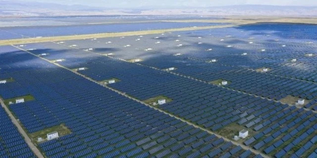 Cụm trang trại điện mặt trời tại Thanh Hải (Trung Quốc) – dự án lớn nhất thế giới với công suất gần 17.000 MW – đang tạo ra những tác động môi trường tích cực ngoài dự đoán, thách thức quan điểm cho rằng các dự án điện mặt trời quy mô lớn tất yếu gây tổn hại hệ sinh thái.