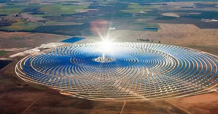 Giữa sa mạc Sahara khô cằn, Maroc đã tạo nên một kỳ tích năng lượng với tổ hợp điện mặt trời Noor tại Ouarzazate – một trong những dự án điện mặt trời nhiệt tập trung (CSP) lớn nhất thế giới.