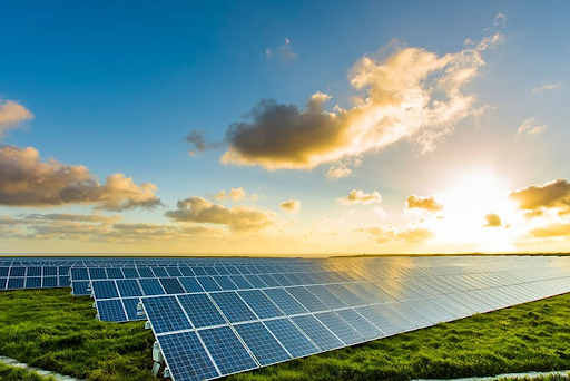 Trong những năm gần đây, điện mặt trời mái nhà trở thành lựa chọn phổ biến của nhiều hộ gia đình muốn giảm chi phí năng lượng. Việc lắp đặt pin năng lượng mặt trời được xem là giải pháp giúp chủ động nguồn điện và tiết kiệm hóa đơn tiền điện mỗi tháng. Tuy nhiên, nhiều người vẫn đặt câu hỏi: lắp pin mặt trời có thật sự giúp dùng điện miễn phí hay không?