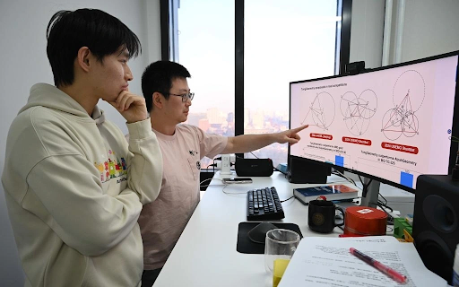 Một nhóm nghiên cứu tại Beijing Institute for General Artificial Intelligence (Viện Trí tuệ nhân tạo tổng quát Bắc Kinh) vừa phát triển thành công TongGeometry, hệ thống trí tuệ nhân tạo đầu tiên trên thế giới có khả năng vừa tự động ra đề vừa tự động giải các bài toán hình học. Công trình do nhà khoa học Zhang Chi (Trương Trì) dẫn đầu, được xem là bước tiến quan trọng trong lĩnh vực suy luận toán học bằng AI.