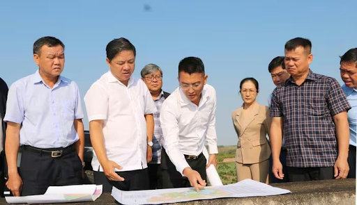 Ngày 18/3, đoàn công tác do ông Lương Nguyễn Minh Triết – Bí thư Tỉnh ủy Đắk Lắk – dẫn đầu đã tiến hành khảo sát thực tế các dự án năng lượng tái tạo trên địa bàn tỉnh. Đây là bước đi quan trọng trong chiến lược phát triển năng lượng sạch và thúc đẩy tăng trưởng kinh tế bền vững tại địa phương.