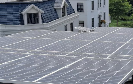 Anh yêu cầu nhà xây mới lắp điện mặt trời từ năm 2028 theo Future Homes Standard nhằm giảm phát thải và tăng tự chủ năng lượng.