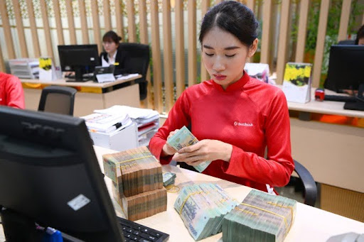 Nhiều ngân hàng đang sử dụng trí tuệ nhân tạo để tái cấu trúc nhân sự, nhiều vị trí lặp lại bị cắt giảm, nhường chỗ cho nhân lực công nghệ và kinh doanh.