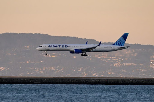 Nam hành khách tấn công tiếp viên trên chuyến bay của United Airlines và cố xâm nhập buồng lái, song đã bị khống chế.