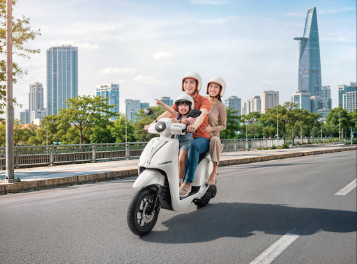 Dat Bike chính thức ra mắt ERA ngày 22 tháng 5 vừa qua, dòng xe điện gia đình hoàn toàn mới với giá từ 29,9 triệu đồng.
Với quãng đường lên tới 200km mỗi lần sạc chỉ hơn 2 tiếng, cốp 50L, động cơ 5kW, yên thấp 750mm và trọng lượng chỉ 112kg, ERA được tạo ra cho một mục tiêu rất rõ: trở thành chiếc xe điện thực tế nhất cho đời sống của gia đình Việt.
