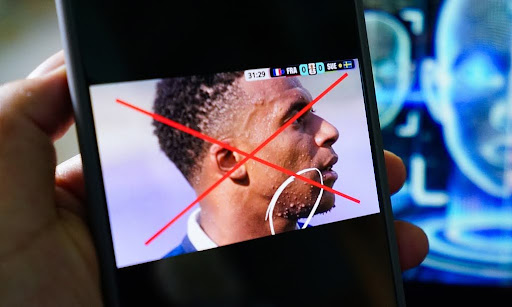 Tuần trước, ảnh cầu thủ Kylian Mbappé của đội tuyển Pháp với mụn lạ ở dưới cằm được chia sẻ trên mạng xã hội X kèm câu hỏi: 
