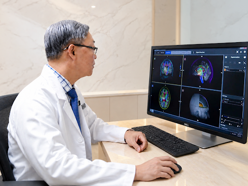 Ông Hà, 52 tuổi, xuất huyết não, bác sĩ dùng robot AI dựng mô hình não 3D để lên phương án phẫu thuật, dẫn đường dao mổ nhằm đảm bảo thao tác chính xác.